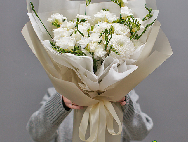 Букет из белых фрезий и хризантемы Фото